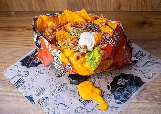 🌶️🌽 ¡Llegaron los Dorilocos más locos de la ciudad! 🌽🌶️
¿Team Pollo? ¿Team Carne? ¿O te vas full mixto? 🤤
Bien crujientes, con esa base de Doritos 🔥
• Lechuguita fresca 🥬
• Pico de gallo recién hecho 🍅
• Queso fundido derritiéndose encima 🧀
• Crema agria para equilibrar la loquera 😌
• Guacamole de verdad, no de sobre 🥑
• Y el toque papi, queso cheddar rallado pa’ coronar 🧡