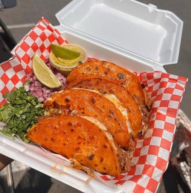 🔥🌮 Desde este viernes llegan las QUESABIRRIAS a Tacos Wey 🌮🔥
Amigos, prepárense para una explosión de sabor 🤤.
Crujientes, llenas de queso derretido 🧀 y con esa carne jugosa y bien sazonada que te hará decir: “¡Dame otra ya!” 😍
👉 Ven a disfrutar de nuestras nuevas y deliciosas quesabirrias a un precio que no podrás resistir 💸.
Perfectas para acompañar con una buena salsita 🌶️ y refrescar con una bebida bien fría 🥤.
📍 ¡No faltes! Este viernes tienes una cita con el verdadero sabor mexicano.