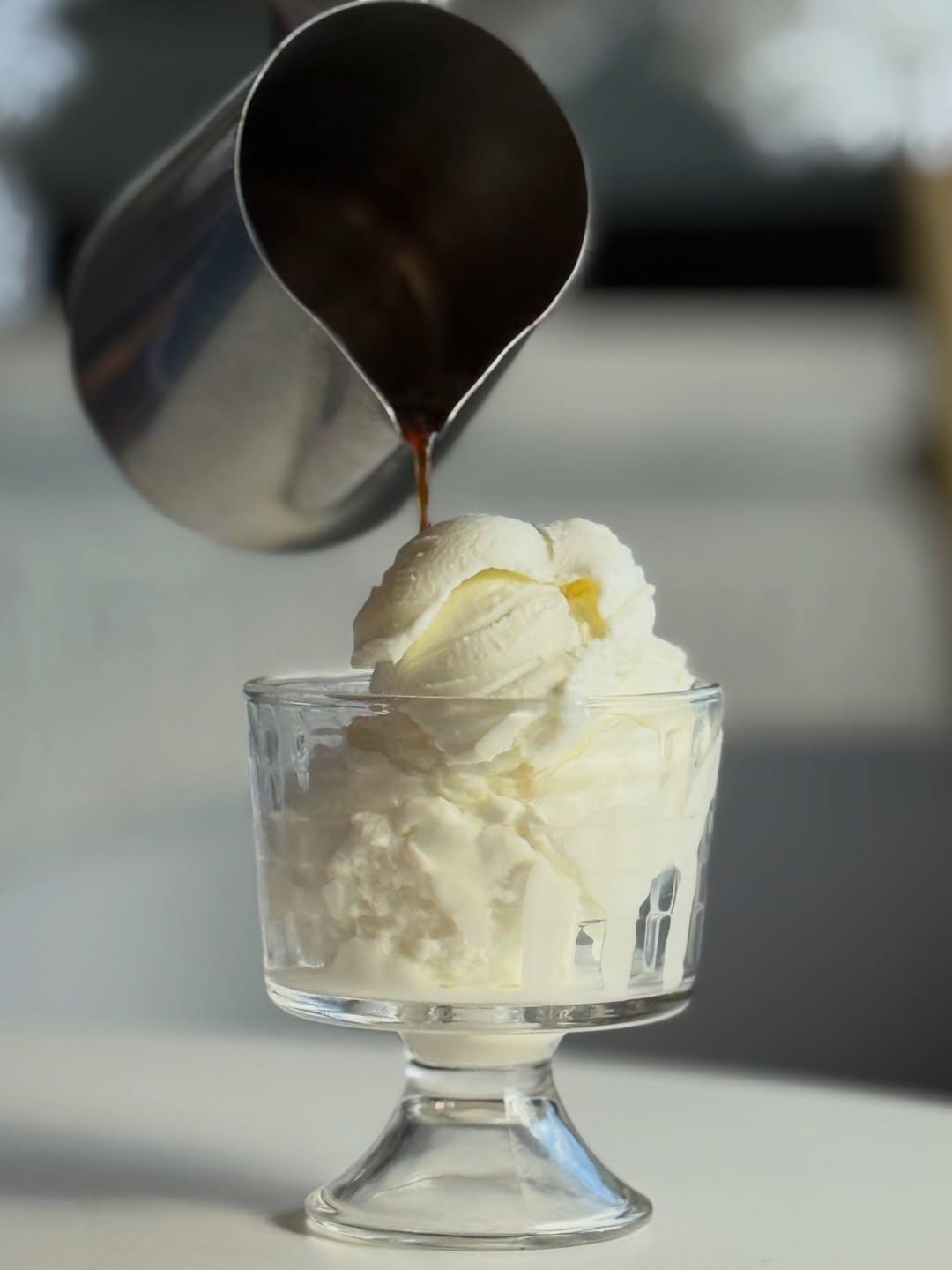 ¿Café solo? Muy básico. ¿Helado solo? Falta algo. 🫠

La perfección existe y se sirve en copa en La Ruta. Es el upgrade que tu tarde de domingo estaba pidiendo a gritos. Ven a probar el equilibrio perfecto.

✨ Tip de ruta: Pídelo con nuestro helado de mantecado o avellana. ¡De otro mundo!