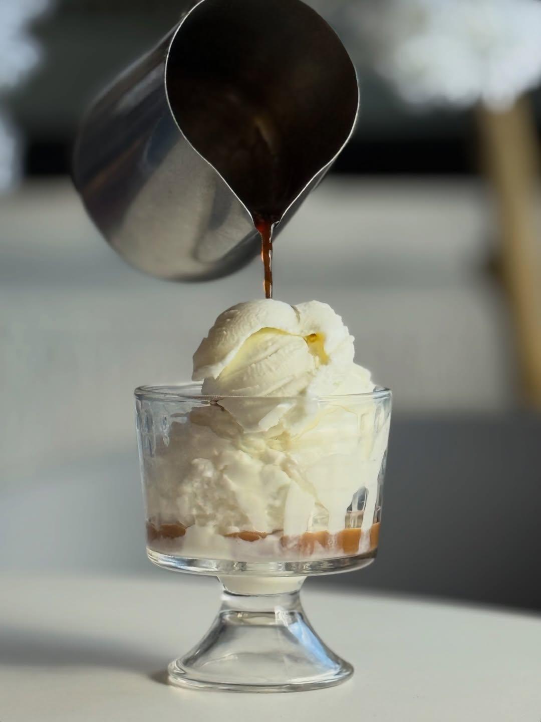 ¿Café solo? Muy básico. ¿Helado solo? Falta algo. 🫠

La perfección existe y se sirve en copa en La Ruta. Es el upgrade que tu tarde de domingo estaba pidiendo a gritos. Ven a probar el equilibrio perfecto.

✨ Tip de ruta: Pídelo con nuestro helado de mantecado o avellana. ¡De otro mundo!
