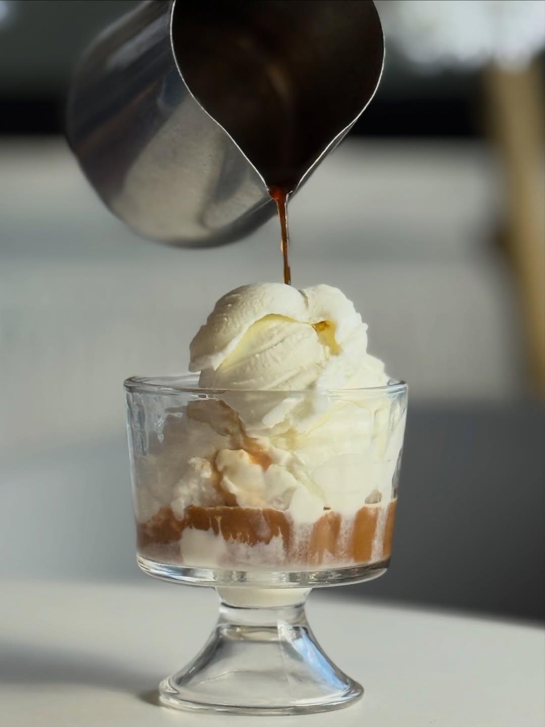 ¿Café solo? Muy básico. ¿Helado solo? Falta algo. 🫠

La perfección existe y se sirve en copa en La Ruta. Es el upgrade que tu tarde de domingo estaba pidiendo a gritos. Ven a probar el equilibrio perfecto.

✨ Tip de ruta: Pídelo con nuestro helado de mantecado o avellana. ¡De otro mundo!
