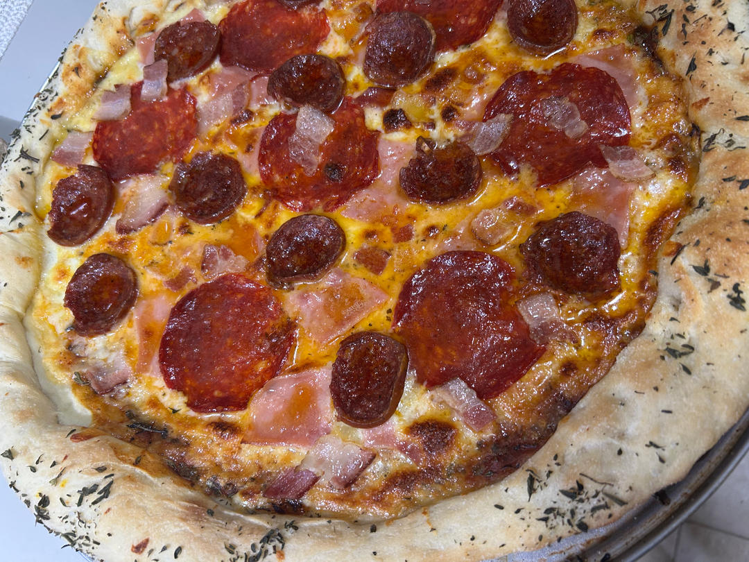 ¡El verdadero placer de la buena pizza llega a tu mesa! En **Alta Pasta-Pizzas** sabemos exactamente lo que te provoca. Por eso, te traemos una increíble variedad de combinaciones elaboradas con ingredientes de primera calidad: desde la cremosidad del queso de búfala hasta el sabor irresistible del tocino, pepperoni, champiñones frescos, jamón y aceitunas negras. Calidad premium al mejor precio.

¡No te quedes con el antojo! Haz tu pedido directamente por WhatsApp al **+58 424-3732018** y descubre todas nuestras promociones siguiéndonos en Instagram como **@Altapasta1**.