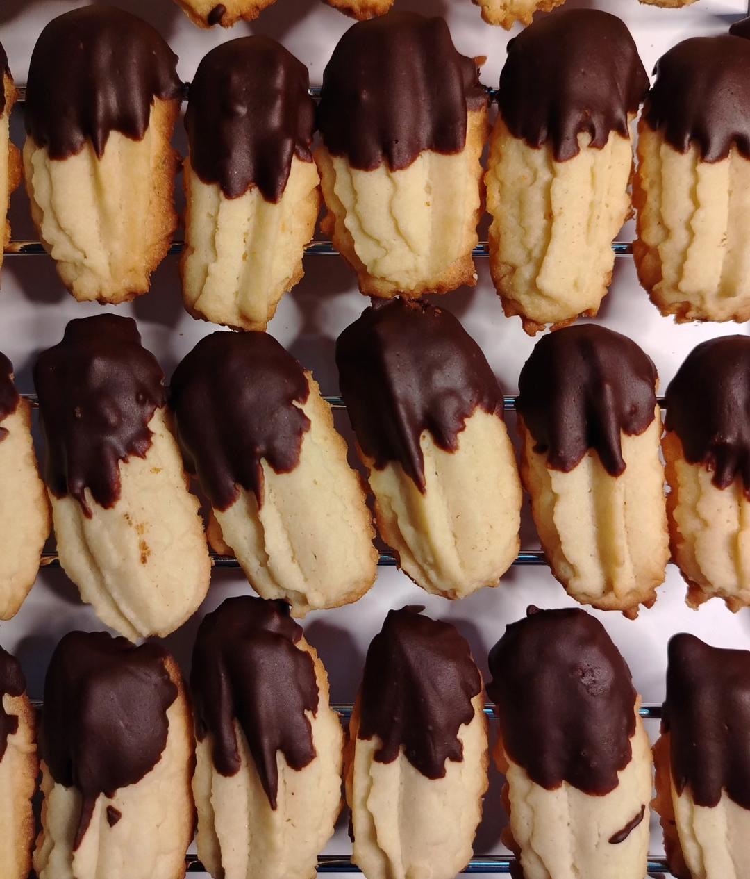 Quien dijo Pasta Seca? 😍 D E L I C I O S A S con chocolate SAVOY 🤎 Pide las tuyas ☺️

#pastaseca #maracay #galletas #chocolate #dulcesitosmcy #dulces #postres degustyapp