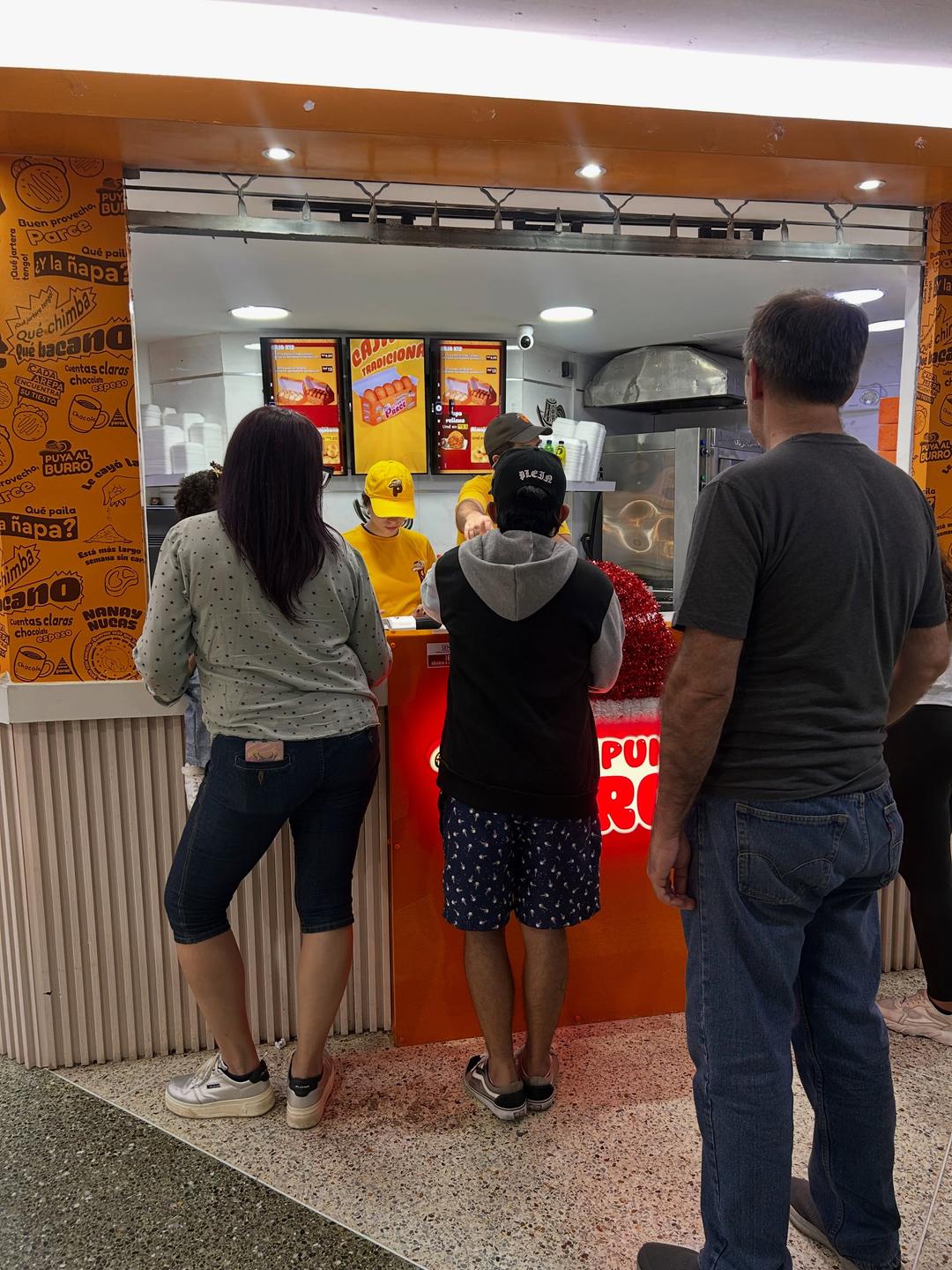 En El Punto Parce nuestro mayor motor eres tú 🧡

Desde que emprendimos este camino hemos creído fervientemente en este proyecto y como Familia que somos unidos por el amor y el compromiso con nuestro país 🇨🇴 damos lo mejor de nosotros acá en Venezuela 🇻🇪 

Tierra que amamos tanto como Colombia 🇨🇴🧡 por eso cada día nos levantamos con la misma pasión y esmero.

Queremos verla florecer 🌸 y sabemos que esto se logra con trabajo, unión y empatía con los que aún necesitan de nuestra ayuda 🙏🏽

Nuestra cocina está encendida ahora más que nunca para ustedes 🧡

#venezuelaflorece #colombianosenvenezuela #comidacolombiana #pandebonos #buñuelos

degustyapp