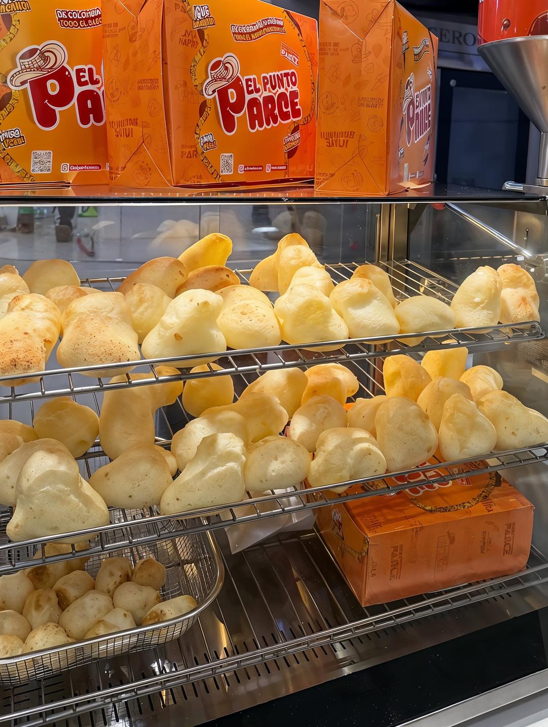 ¿Usted ya vio lo que le está esperando? 🧐

Empanaditas doraditas, pandebonos bien calienticos y ese aroma que te transporta directico a Colombia en un solo mordisco. Aquí no se viene a mirar, ¡aquí se viene a disfrutar!

No lo piense tanto, parce, que se acaban rápido. 🏃💨
¿Cuál es el primero que vas a pedir hoy?
#colombia #parce #pandebono #empanaditas

degustyapp