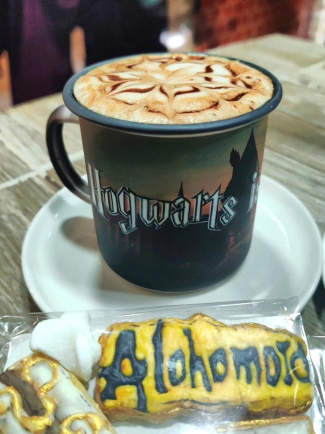 "Lo que importa no es lo que eres, sino lo que eliges ser."
..................... Sirius Black.......
Feliz día!
Nos vemos en #Alohomora para degustar un delicioso café o un rico chocolate caliente ☕ con galleticas dulcimel_
😋 Estamos en degustyapp
📍 HyperJumbo Mall Maracay nivel patio Gastronómico
⌚De 11 a.m. a 9 p.m.
🪄 Somos el lugar donde tus deseos mágicos se hacen realidad 🪄
#Alohomoracafe
#cafealohomora
#harrypotter
#siriusblack