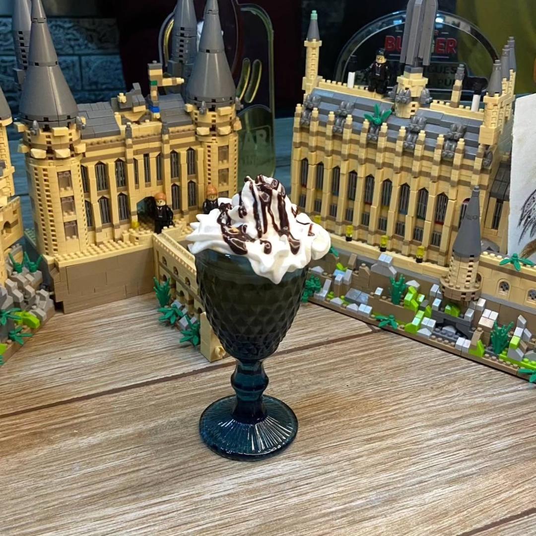 🕯️En Alohomora Café Lounge seguimos aquí para ti.
☕En los días complejos, una copa de café se vuelve más que una bebida; se convierte en un abrazo para el alma y un espacio para respirar.
Tras los recientes acontecimientos, nuestro corazón y toda nuestra solidaridad están con cada persona afectada y con quienes siguen trabajando incansablemente por nuestra comunidad.
En Alohomora Café Lounge nuestras puertas están abiertas no solo para servir tu café favorito con esa dulce crema que te reconforta, sino para ofrecerte un espacio seguro de paz, escucha y desconexión.
Hoy más que nunca, entendemos la importancia de encontrarnos, compartir una mirada de aliento y recordarnos que juntos somos más fuertes.
Si necesitas un momento de calma, un respiro o simplemente un café para recargar el corazón, aquí te esperamos.
Fuerza Venezuela!!
Nos cuidamos y nos acompañamos en cada paso. 🤍
Somos el lugar donde tus deseos mágicos se hacen realidad 🪄
Estamos en degustyapp
