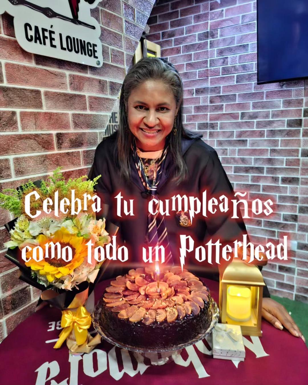 ✨El lugar donde TUS DESEOS MÁGICOS se HACEN REALIDAD 🪄
🎂 Celebra tu cumpleaños o el cumpleaños de un ser querido. Te apoyamos con la fiesta sorpresa🎉
📸 Haz tus sesiones de fotos inmersivas al estilo Hogwarts
🧑🏫 Asiste a nuestras Master Class, conferencias, o ven con tu grupo a estudiar o reuniones laborales. Tenemos WI FI sin costo adicional
👫Reúne a tus amigas y ven a una mágica pijamada de jueves a sábado de 7 a 11 pm
🎲 Pasa un rato divertido con tus amigos jugando UNO, nosotros tenemos las cartas 🃏
☕🍻🍔🫖 Disfruta del mejor café de Maracay, cerveza de mantequilla 🍻Hamburguesas, tequeños, snacks y más
📡 Disfruta de todo lo anterior sin preocupación y aumentando de nivel en CASHEA 👉 CASHEALO!! 🎶
🏃➡️Ven!!
📝 Reserva
🟡 Cashealo
¡Te esperamos!!
🗓️De lunes a domingo de 11 a.m. a 9 p.m.
📲 +58 412 4589026
📍HyperJumbo Mall Maracay nivel Patio Gastronómico
😋 Estamos en degustyapp