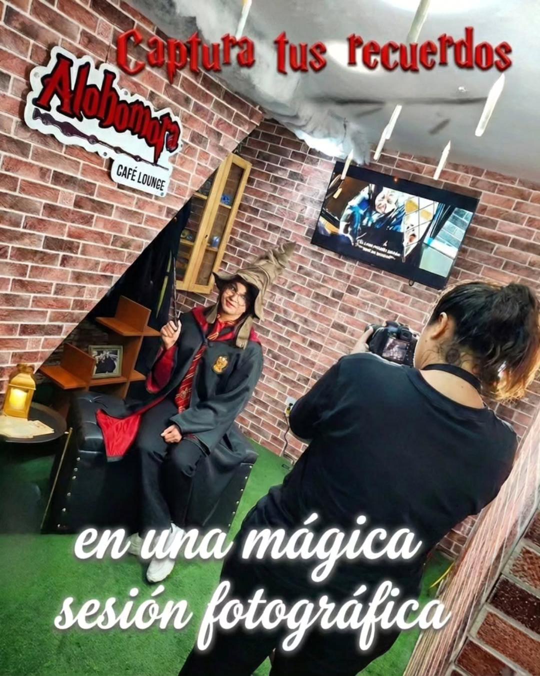 ✨El lugar donde TUS DESEOS MÁGICOS se HACEN REALIDAD 🪄
🎂 Celebra tu cumpleaños o el cumpleaños de un ser querido. Te apoyamos con la fiesta sorpresa🎉
📸 Haz tus sesiones de fotos inmersivas al estilo Hogwarts
🧑🏫 Asiste a nuestras Master Class, conferencias, o ven con tu grupo a estudiar o reuniones laborales. Tenemos WI FI sin costo adicional
👫Reúne a tus amigas y ven a una mágica pijamada de jueves a sábado de 7 a 11 pm
🎲 Pasa un rato divertido con tus amigos jugando UNO, nosotros tenemos las cartas 🃏
☕🍻🍔🫖 Disfruta del mejor café de Maracay, cerveza de mantequilla 🍻Hamburguesas, tequeños, snacks y más
📡 Disfruta de todo lo anterior sin preocupación y aumentando de nivel en CASHEA 👉 CASHEALO!! 🎶
🏃➡️Ven!!
📝 Reserva
🟡 Cashealo
¡Te esperamos!!
🗓️De lunes a domingo de 11 a.m. a 9 p.m.
📲 +58 412 4589026
📍HyperJumbo Mall Maracay nivel Patio Gastronómico
😋 Estamos en degustyapp