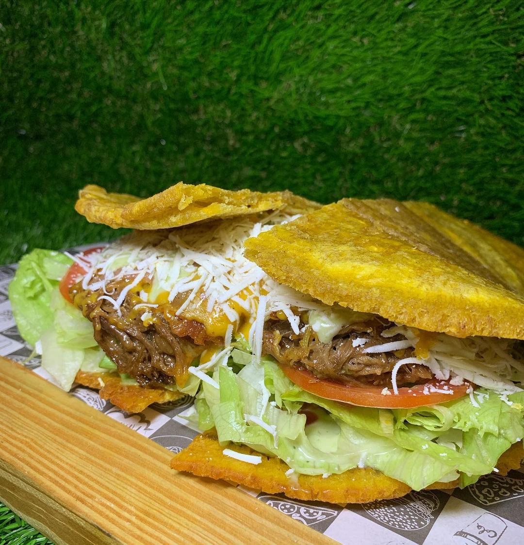 🔥PATACÓN🔥
Si quieres salir de la rutina y probar algo diferente, te invitamos a visitarnos, quedarás encantado con nuestro sabor!!!!
Recuerda que ahora tenemos 2 sedes totalmente activas para recibirte, brindarte la mejor atención y calidad…
📍La sede principal ubicada Diagonal al mercado libre de Maracay al finalizar la Avenida Ayacucho en la misma cuadra de Pinturas Cantaclaro 2
🚍 Nuestro Food Truck lo encuentras al final de la feria de comida de la Plaza de la Alcaldía de Girardot
deliciashot2019 degustyapp
#deliciaslovers #deliciashot2019 #dateelgusto #maracay #hamburguesasmaracay #pataconesenmaracay #maracayactiva #maracayventas #maracayeros #comidarapidamaracay #restaurantmaracay #maracayfood #maracaydenoche #maracaydelivery #comidarapidamaracay #deliciashot2019 #hamburguesas #pepitosmaracay #tequeñosmaracay #perroscalientesmaracay #sabor #compartirenmaracay #desayunos #desayunosenmaracay #empanadas