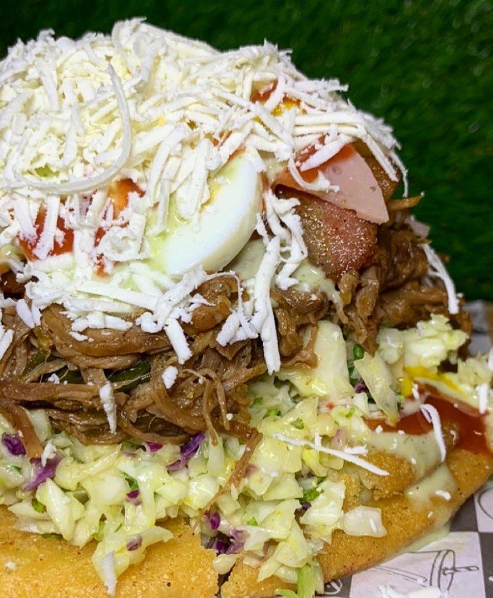 La Favorita de Muchos… 

Nuestra AREPA CABIMERA 

•2 arepas fritas picadas en trozos 
•Ensalada de repollo
•Carne mechada
•Jamón y Queso amarillo 
•Tocineta 
•Huevo cocido 
•Queso llanero
•Salsa tártara 
•Salsa de tomate 
•Mostaza

deliciashot2019 degustyapp
#dateelgusto #deliciashot2019 #saborzulianoenmaracay #maracayactiva #deliverymaracay #sabor #emprendedoresenmaracay #compartirenfamilia #arepacabimeraenmaracay #pataconesenmaracay