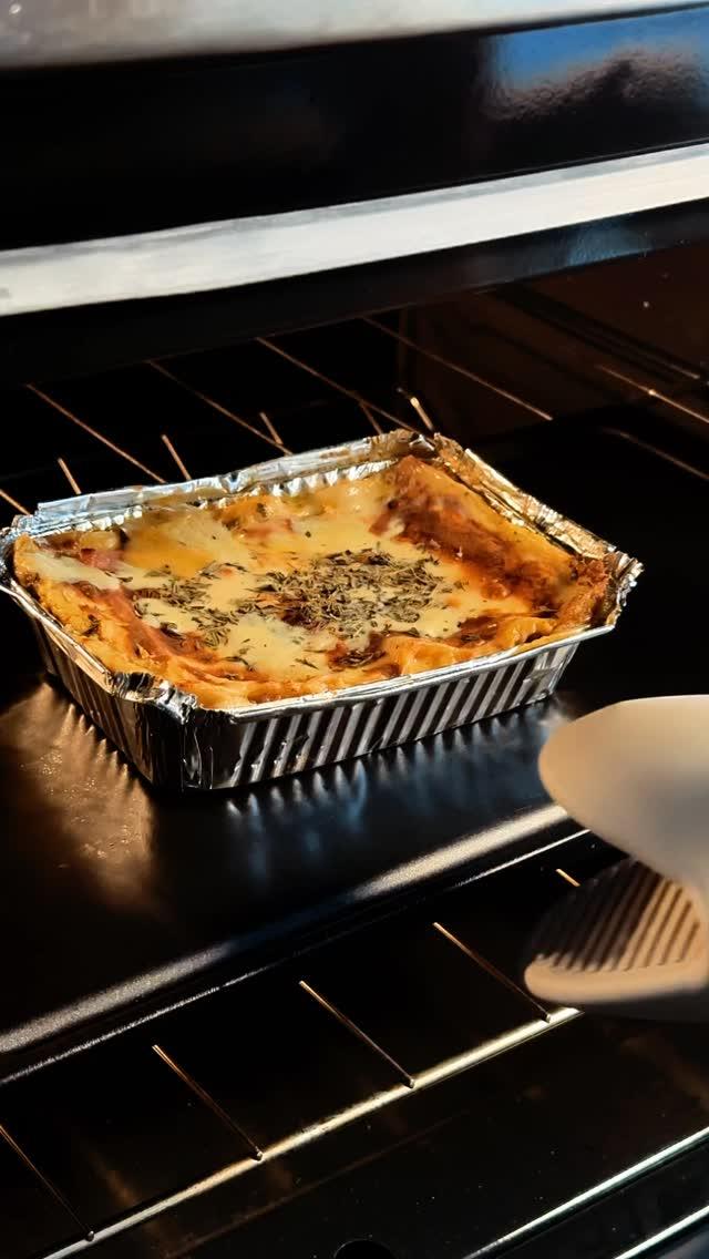 Así es el Pasticho de Alta Pasta. Respetamos la receta tradicional, con capas interminables de pasta artesanal, nuestra bechamel súper cremosa y el gratinado perfecto que te mereces. ❤️

Y si quieres el combo perfecto... no te pierdas nuestras Bruschettas. Pan de la casa tostado, tomates cherry dulces, mozzarella fior di latte y un toque de albahaca fresca. 🍅🌿

Un viaje directo a Italia, sin salir de Maracay.

👇 ¿Te provocó? ¡Pídelo ya por WhatsApp en el link de nuestra Bio!
🚀 Contamos con delivery en Maracay 
📍 puedes retirar tu pedido en la Urb Antonio Ricaurte- caña de azúcar 
degustyapp 
#maracay #pastichosmaracay #delivery #pastas #maracayvenezuela