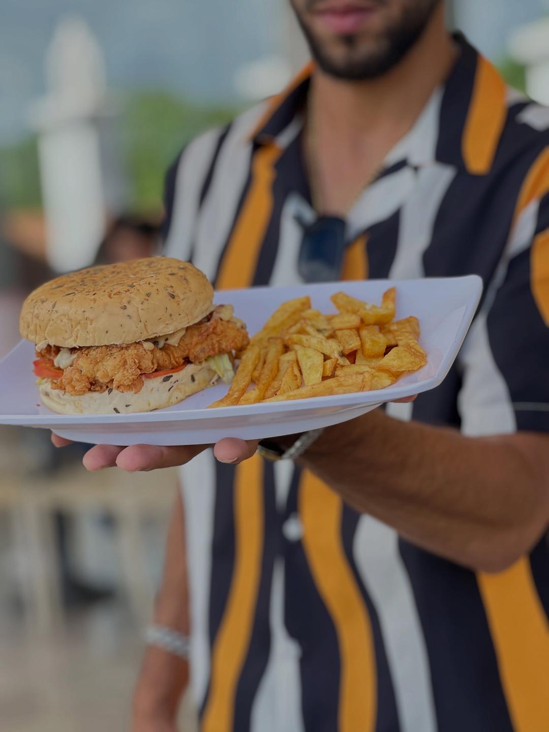 Si necesitas algo más para alegrar tu día y se llama Deliziosa🤩

Epa y si no sabías, puedes pedirla de Carne o Pollo. Nosotros no nos enrollamos😉

degustyapp

#maracay #hamburguesa #quehayenmaracay #paseoestacioncentral #comida