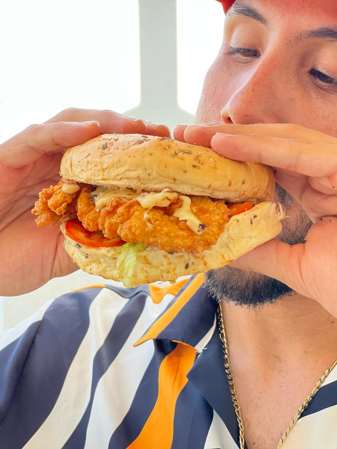 Si necesitas algo más para alegrar tu día y se llama Deliziosa🤩

Epa y si no sabías, puedes pedirla de Carne o Pollo. Nosotros no nos enrollamos😉

degustyapp

#maracay #hamburguesa #quehayenmaracay #paseoestacioncentral #comida