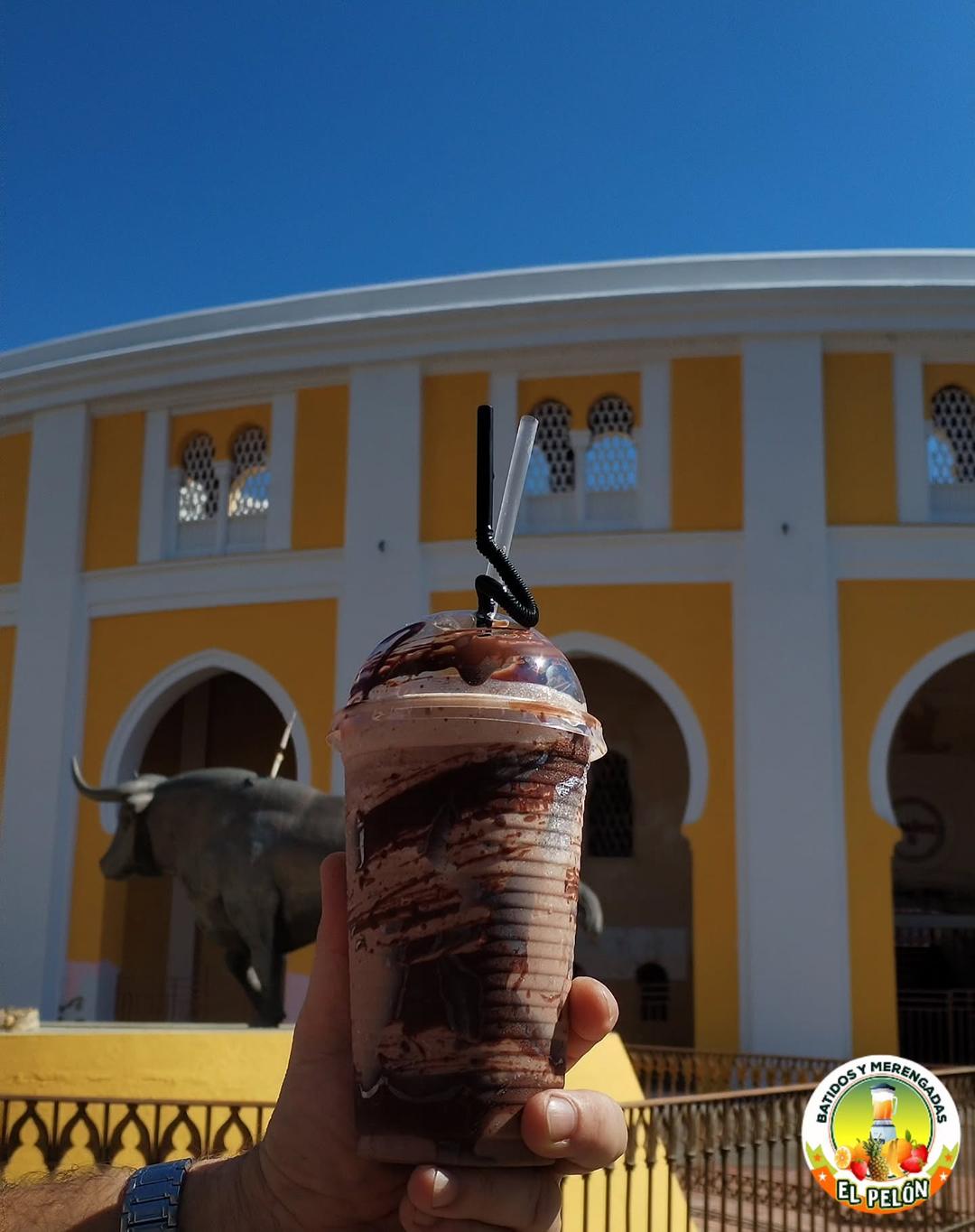Cualquier día mejora con un Toddy bien frío y esta vista. 🌳✨ No hay calor de la Ciudad Jardín que este chocolate no pueda curar.

​📍 Ubicación: Plaza Bolívar, Av. 19 de Abril (Frente a la Maestranza César Girón).
.
.
.
​#maracay #aragua #toddy #chocolatelover #maestranza degustyapp