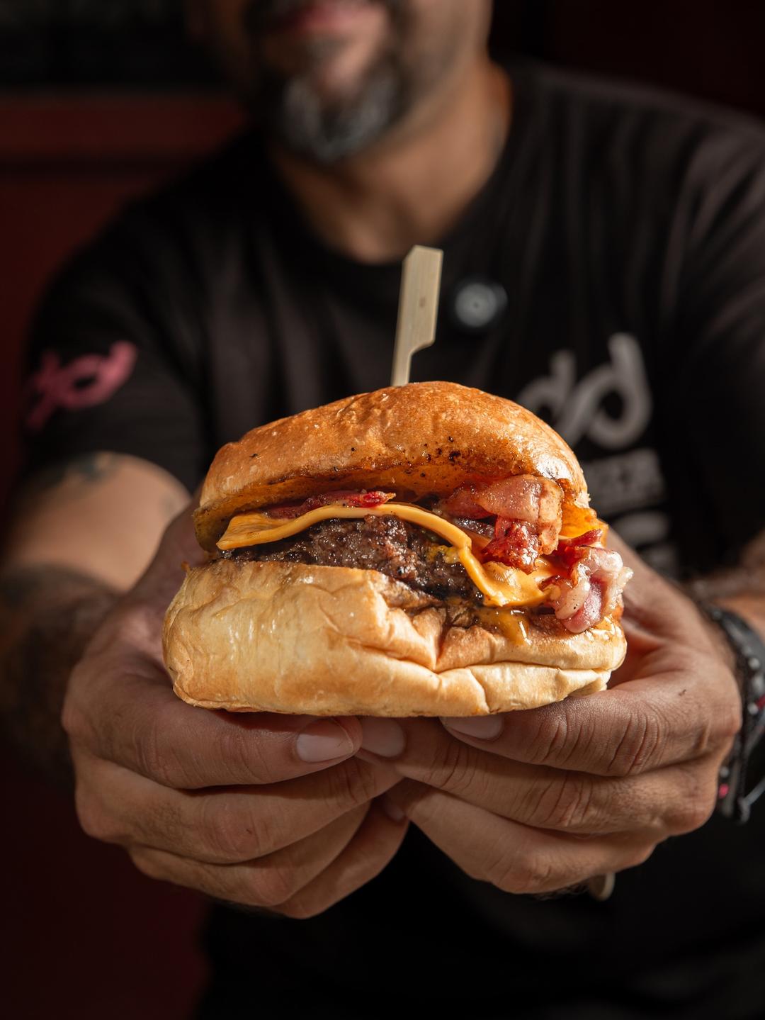 Una Burger en Rockers nunca falla 😎

Aquí encuentras burgers desde 6,5$ a tasa BCV 🤘 así que excusas no tienes 👀🥳

Te esperamos Sábado y Domingos a partir de las 5pm ✨

degustyapp