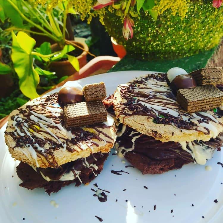 Somos tu mejor opción🧁⁣
⁣
⁣
Disfruta de una tarde con unos deliciosos Galletones de chips de chocolate, rellenos de ovomaltina, arequipe, brownie y chocolate blanco de triple chocolate, trufas y galletas 🤤⁣
⁣
⁣
Celebrar con nosotros realiza tus pedido a través del Whatsapp 📞📲 0424-329-09-14⁣ 
⁣
⁣
 Recuerda que estamos  ubicado en el C.C Mariño nivel planta baja ⁣
⁣
"Dulce y algo más" 🍭🎂⁣
⁣
⁣
#Turmero #dulces #torta #aragua #maracay #compra #celebra #postres #vamos degustyapp