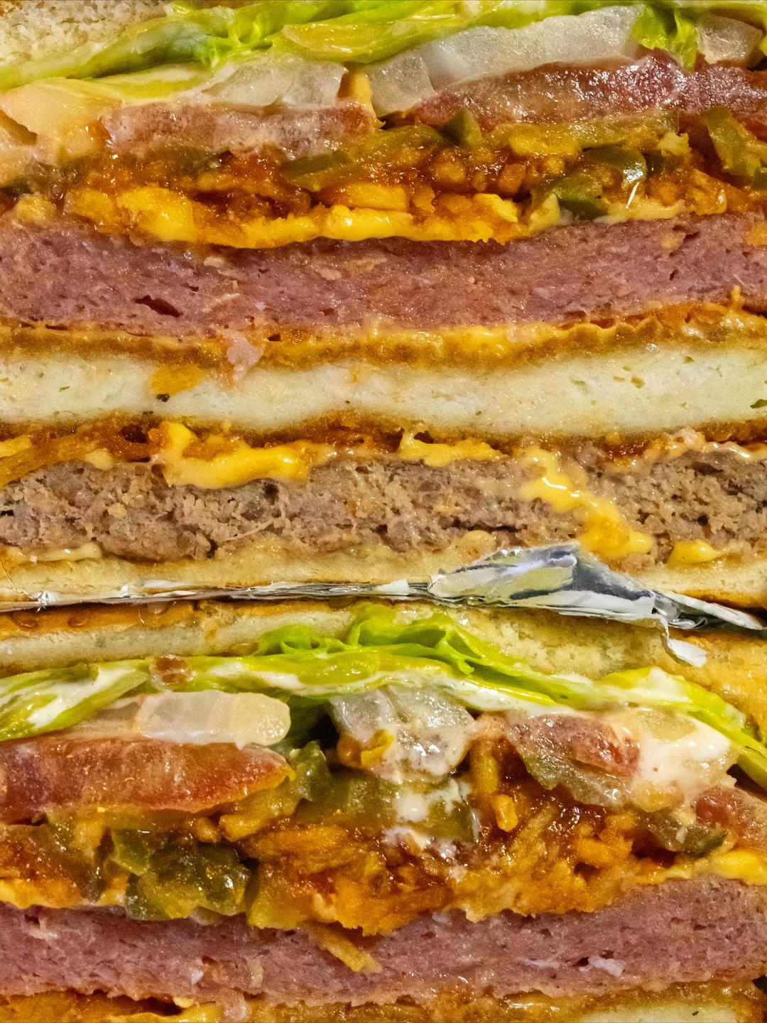 ¿¡Ya domaste a la bestia!? 🦬 Conoce la nueva Hamburguesa Bisonte de Bulls.💚

Tres proteínas🔥, un solo impacto: carne a la parrilla, pollo crispy y chuleta ahumada. Todo Brutalmente delicioso!.🤤 

Pan dorado, queso fundido, salsas secretas de las casa 🔥😎 ¿Ya estás salivando? 🤤

Ven a domarla en Bulls, Av. Las Delicias – CC Regional 🏃‍♂️🔥🦬

¿Prefieres Delivery? ¡Pídela y que la Bisonte te encuentre donde estés! 🛵📲💪🏻
#maracay #bullsmcy #bulls degustyapp