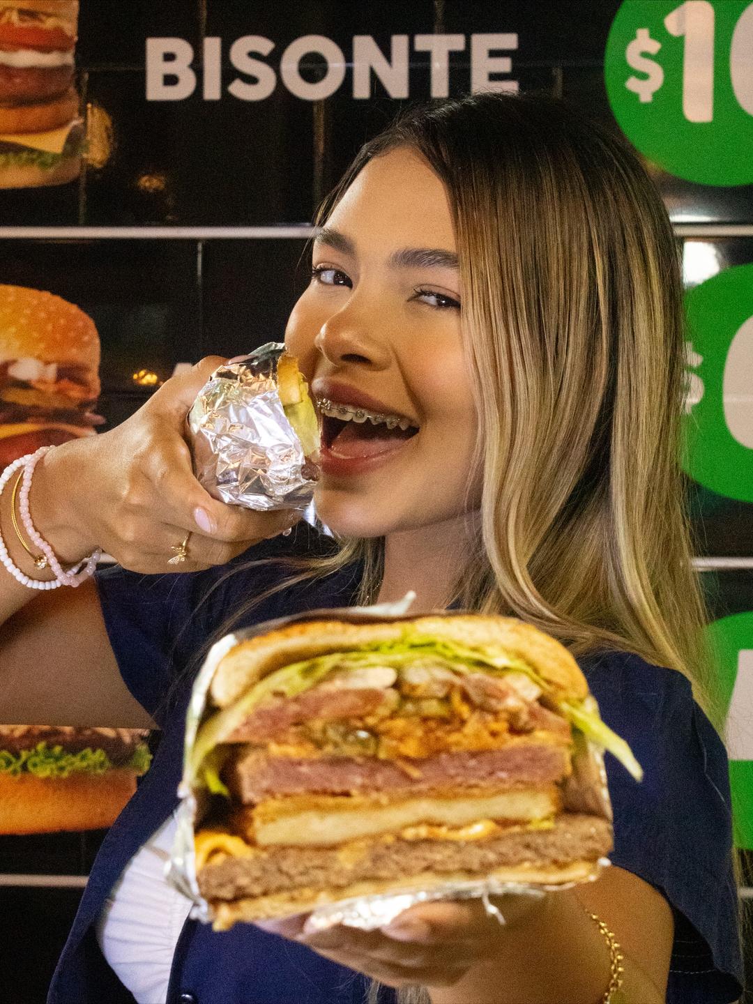 ¿¡Ya domaste a la bestia!? 🦬 Conoce la nueva Hamburguesa Bisonte de Bulls.💚

Tres proteínas🔥, un solo impacto: carne a la parrilla, pollo crispy y chuleta ahumada. Todo Brutalmente delicioso!.🤤 

Pan dorado, queso fundido, salsas secretas de las casa 🔥😎 ¿Ya estás salivando? 🤤

Ven a domarla en Bulls, Av. Las Delicias – CC Regional 🏃‍♂️🔥🦬

¿Prefieres Delivery? ¡Pídela y que la Bisonte te encuentre donde estés! 🛵📲💪🏻
#maracay #bullsmcy #bulls degustyapp