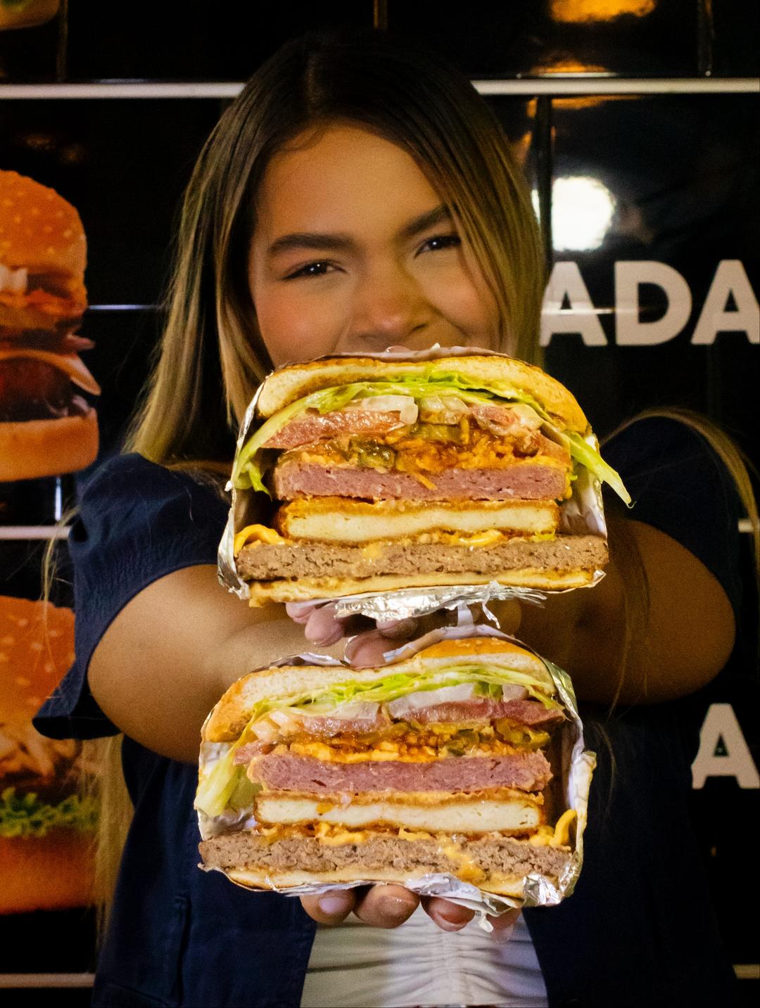 ¿¡Ya domaste a la bestia!? 🦬 Conoce la nueva Hamburguesa Bisonte de Bulls.💚

Tres proteínas🔥, un solo impacto: carne a la parrilla, pollo crispy y chuleta ahumada. Todo Brutalmente delicioso!.🤤 

Pan dorado, queso fundido, salsas secretas de las casa 🔥😎 ¿Ya estás salivando? 🤤

Ven a domarla en Bulls, Av. Las Delicias – CC Regional 🏃‍♂️🔥🦬

¿Prefieres Delivery? ¡Pídela y que la Bisonte te encuentre donde estés! 🛵📲💪🏻
#maracay #bullsmcy #bulls degustyapp