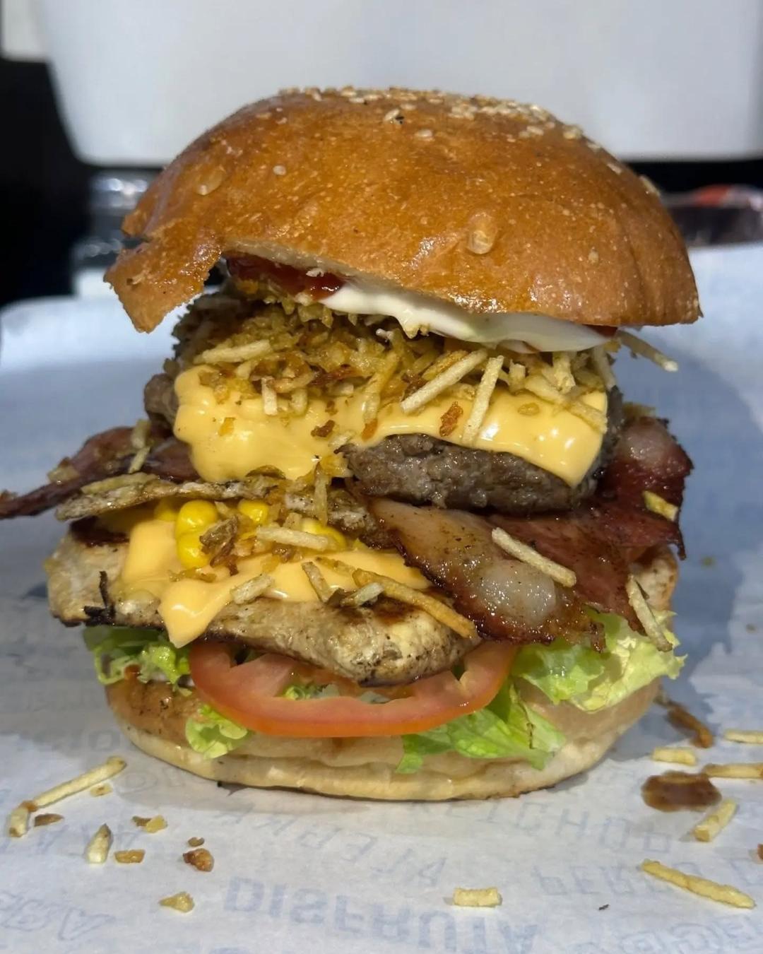 ¿Ya conoces a la reina de la casa? 👑

La Bozbite no es una hamburguesa cualquiera, es una combinación perfecta de ingredientes que se explican solos...😉

Cuando la pruebes, vas a entender por qué es la especialidad. 🫢

​📍 Visítanos en Maracay o pide la tuya por delivery. degustyapp

👇 Etiqueta a la persona que te debe esta hamburguesa hoy.😝