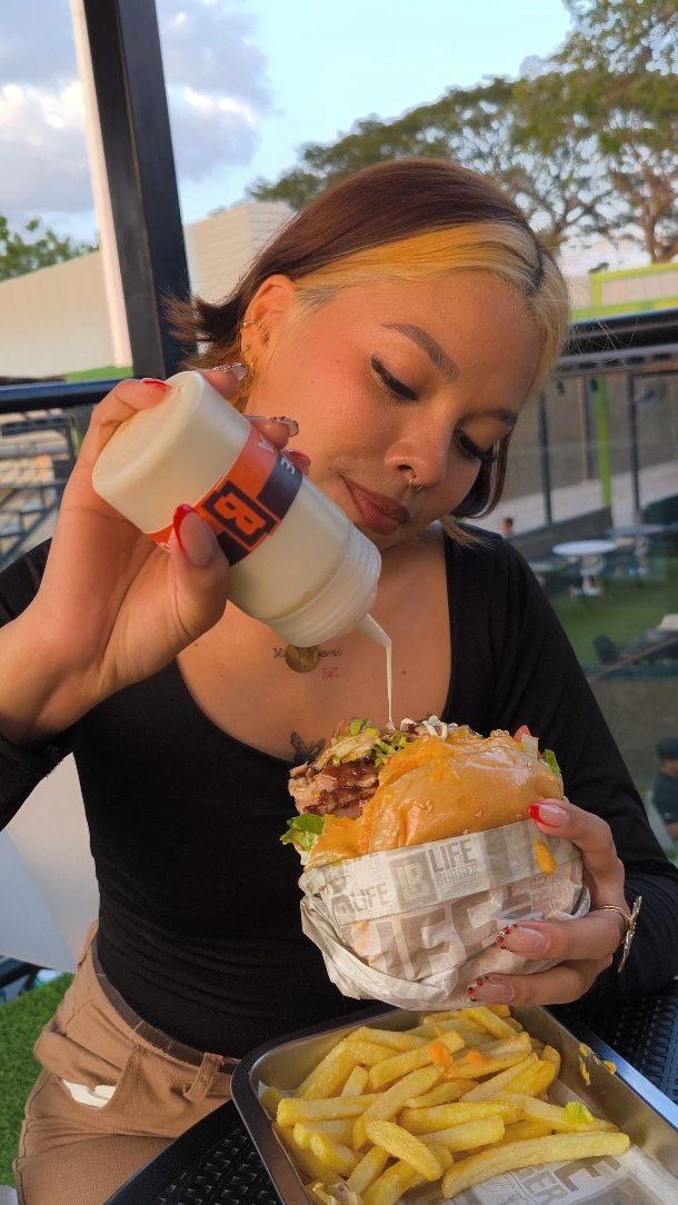 LA FELICIDAD SÍ TIENE SABOR 🍔🤤
Nos encanta ser parte de tus mejores momentos. Por eso, cada hamburguesa que sale de nuestra cocina va cargada de puro sabor y la mejor energía para sacarte una sonrisa. ⚡️✨
📍Parque de Ferias San Jacinto, en evolution_sportscenter
🕐Lunes a jueves y domingos 4:00p.m - 12:00a.m
Viernes y sábado de 5:00p.m - 1:00a.m
🛵 Tenemos Delivery, haz tu pedido al 0414-144.28.03
📍Calle Alberto Carnevalli, Maracay - La Morita.
🛵 Tenemos Delivery, haz tu pedido al 0414-487.06.26
🕔 Martes a Jueves de 12:00m - 11:00pm
Viernes a Domingo de 12:00m - 11:30pm
Rif: J503948078
#lifeburger #maracay #hamburguesasmaracay
#quecomeraragua #quecomermaracay degustyapp