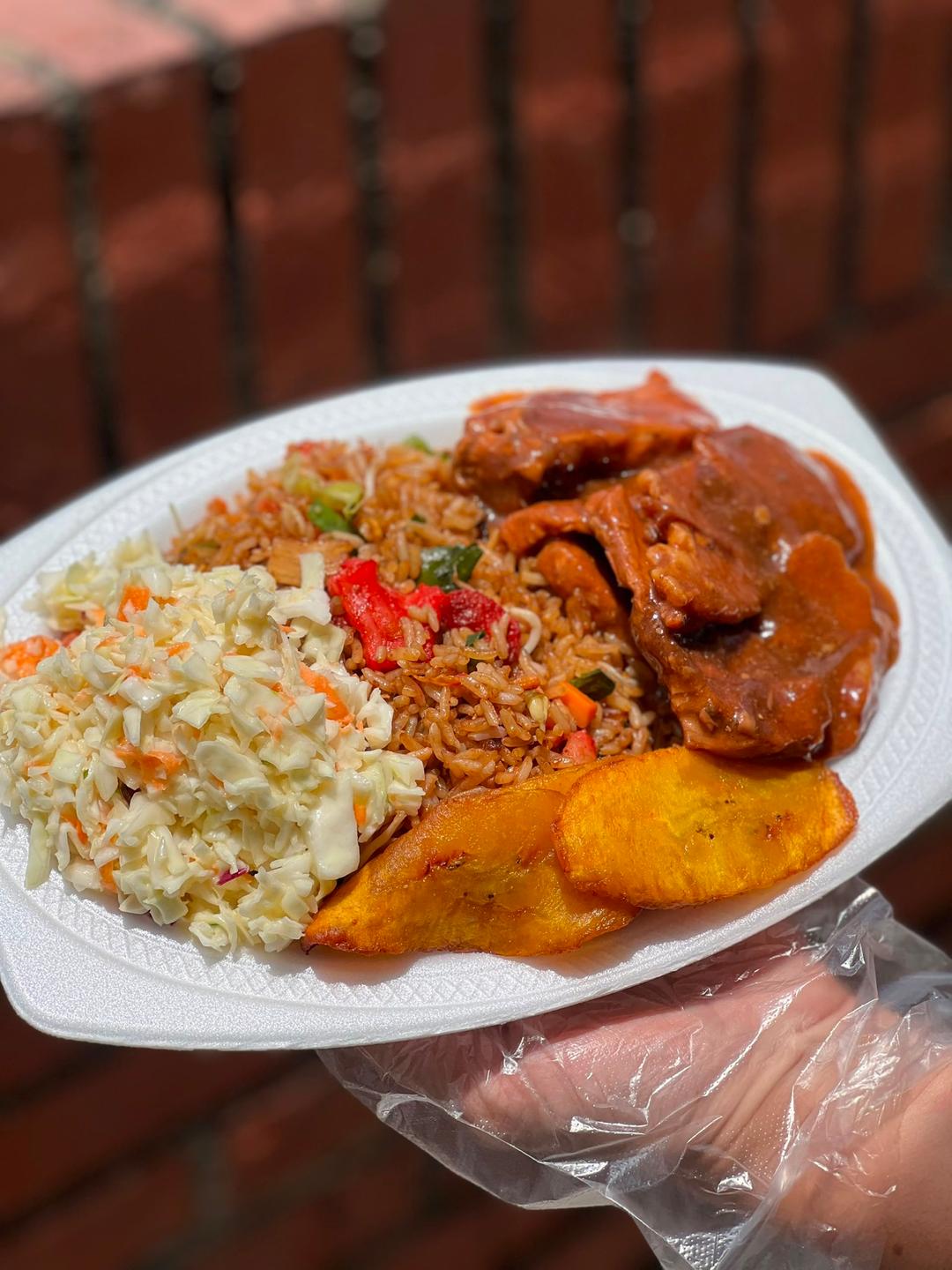 Lomo de cerdo BBQ, con pure, tostones y vegetales salteados.