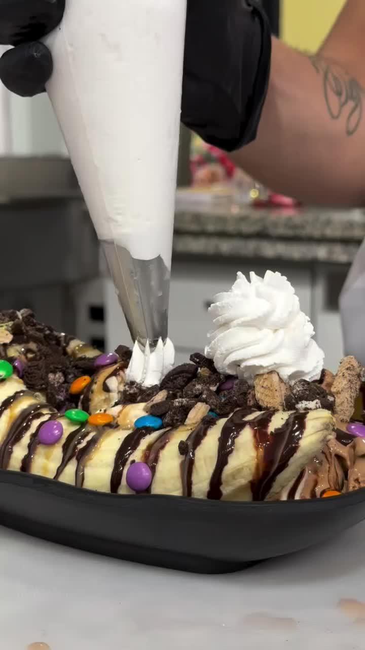 ¿Domingo de qué? De no pensar en la dieta y entregarse a un Banana Split como este. 🍌🍨 La pregunta no es si quieres, es con quién lo vas a compartir. ¡Te esperamos en la Ruta Heladería!
