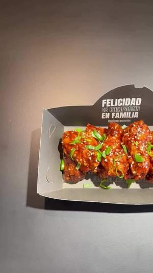 ¡Irresistible alitas a la BBQ! 🍗 Jugosa por dentro y con ese sabor ahumado que tanto te gustan 🤩
¿Listo para chuparte los dedos?🤔