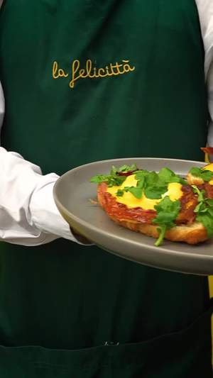 En nuestra mesa, los platos son para compartir, al igual que nuestra cocina. Deja que el sabor viaje de mano en mano y que cada bocado te cuente una historia.

Ven y vive la experiencia Felicittà✌🏻
