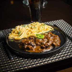 Esta promo de Pasta Alfredo con Ossobuco + refresco es impelable, una comida perfecta para restaurar tu día de trabajo.
Ref. 8