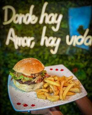 ¿Fanático de las hamburguesas? 🍔

¡En @ghyrosmcy tenemos la hamburguesa perfecta para ti! Jugosa, deliciosa y acompañada de papas fritas que te harán suspirar. 😍

¡Ven a probarla y descubre por qué es la favorita de #Maracay! 🌆