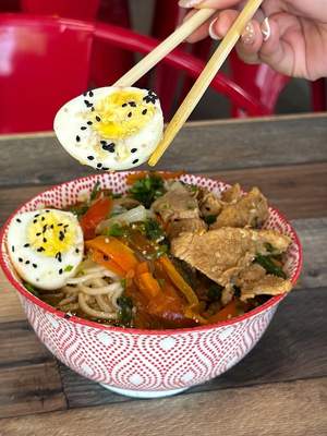 El ramen de cerdo que tu día necesita ya está servido🍜✨

Fresco, auténtico, al mejor estilo Wokshi ¡te esperamos!🔥🤩