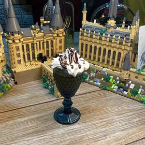 🕯️En Alohomora Café Lounge seguimos aquí para ti.

☕En los días complejos, una copa de café se vuelve más que una bebida; se convierte en un abrazo para el alma y un espacio para respirar.

Tras los recientes acontecimientos, nuestro corazón y toda nuestra solidaridad están con cada persona afectada y con quienes siguen trabajando incansablemente por nuestra comunidad.

En Alohomora Café Lounge nuestras puertas están abiertas no solo para servir tu café favorito con esa dulce crema que te reconforta, sino para ofrecerte un espacio seguro de paz, escucha y desconexión. 

Hoy más que nunca, entendemos la importancia de encontrarnos, compartir una mirada de aliento y recordarnos que juntos somos más fuertes.

Si necesitas un momento de calma, un respiro o simplemente un café para recargar el corazón, aquí te esperamos.

Fuerza Venezuela!! 

 Nos cuidamos y nos acompañamos en cada paso. 🤍

Somos el lugar donde tus deseos mágicos se hacen realidad 🪄

Estamos en degustyapp