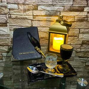 ☕ Oscuro, complejo y solo para valientes ⚡

☕¿Te atreves a probar la poción más oscura de nuestro menú? 🐍

🪄Cuenta la leyenda que a finales del siglo XIX, los inventores muggles en Italia buscaban desesperadamente la forma de extraer la esencia más pura del café en el menor tiempo posible. Jugando con altas presiones y agua hirviendo, crearon una bebida tan intensa que sin saberlo, estaban rozando las Artes Oscuras de la cafeína…🪄

Inspirados en esa historia de poder y en las sombras del mundo mágico, en Alohomora Café Lounge hemos embotellado esa intensidad para traerte el Voldemort Espresso 💀🪄.

Un shot de espresso de alma oscura, cuerpo espeso y un toque amargo capaz de despertar tus sentidos con la misma rapidez que un hechizo imperdonable.

Extraído con precisión bajo 9 bares de presión (como un auténtico duelo de varitas) y coronado con esa mágica 'crema' dorada que esconde su verdadero poder.🪄

⚡¿Serás capaz de pronunciar su nombre al pedirlo en la barra o dejarás que la magia oscura te intimide? ⚡️

👇 Etiqueta a ese mago o bruja que necesita revivir hoy con un #VoldemortExpress 

Te esperamos en hyperjumbomalloficial
📍Patio gastronómico 
🕙 11 a.m. a 9 p.m. 
😋 Estamos en degustyapp

🪄El lugar donde tus deseos mágicos se hacen realidad 🪄

#cafealohomora
#AlohomoraCafeLounge