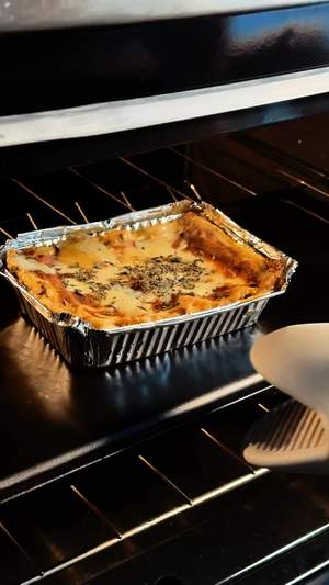 Así es el Pasticho de Alta Pasta. Respetamos la receta tradicional, con capas interminables de pasta artesanal, nuestra bechamel súper cremosa y el gratinado perfecto que te mereces. ❤️

Y si quieres el combo perfecto... no te pierdas nuestras Bruschettas. Pan de la casa tostado, tomates cherry dulces, mozzarella fior di latte y un toque de albahaca fresca. 🍅🌿

Un viaje directo a Italia, sin salir de Maracay.

👇 ¿Te provocó? ¡Pídelo ya por WhatsApp en el link de nuestra Bio!
🚀 Contamos con delivery en Maracay 
📍 puedes retirar tu pedido en la Urb Antonio Ricaurte- caña de azúcar 
degustyapp 
#maracay #pastichosmaracay #delivery #pastas #maracayvenezuela