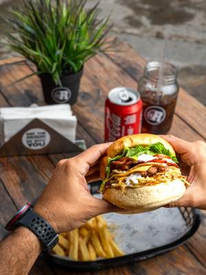 ¿Ya probaste la “Ciudad Jardín”?
No es una ciudad… ¡es una burger que te cambia el mood!
Jugosa, sabrosa y con ese toque Rockers 🤘🏻

En nuestra casa no solo comes rico, tambien comes en un ambiente con buena música, seguro, acogedor y con pura buena vibra….😎🍔🌭🥓🍟🍮🍻🍹

Porque somos
 “MÁS QUE HAMBURGUESAS”.

Te esperamos

📍Urb. La Eperanza, detrás de la Clínica Lugo. Maracay, Edo. Aragua

Delivery:
🛵📲04243174700

VEN Y ROCKEA CON NOSOTROS!!
degustyapp