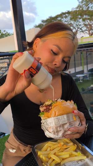 ​LA FELICIDAD SÍ TIENE SABOR 🍔🤤⁣
⁣
​Nos encanta ser parte de tus mejores momentos. Por eso, cada hamburguesa que sale de nuestra cocina va cargada de puro sabor y la mejor energía para sacarte una sonrisa. ⚡️✨⁣

📍Parque de Ferias San Jacinto, en evolution_sportscenter⁣
🕐Lunes a jueves y domingos 4:00p.m - 12:00a.m⁣
Viernes y sábado de 5:00p.m - 1:00a.m⁣
🛵 Tenemos Delivery, haz tu pedido al 0414-144.28.03 ⁣
⁣
📍Calle Alberto Carnevalli, Maracay - La Morita.⁣⁣
🛵 Tenemos Delivery, haz tu pedido al 0414-487.06.26 ⁣⁣
🕔 Martes a Jueves de 12:00m - 11:00pm⁣⁣
Viernes a Domingo de 12:00m - 11:30pm⁣⁣
⁣⁣
Rif: J503948078
⁣⁣
⁣⁣
⁣
⁣⁣
⁣⁣
⁣⁣⁣
#lifeburger #maracay #hamburguesasmaracay⁣
#quecomeraragua #quecomermaracay degustyapp