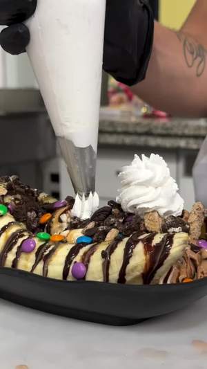 ¿Domingo de qué? De no pensar en la dieta y entregarse a un Banana Split como este. 🍌🍨 La pregunta no es si quieres, es con quién lo vas a compartir. ¡Te esperamos en la Ruta Heladería!
