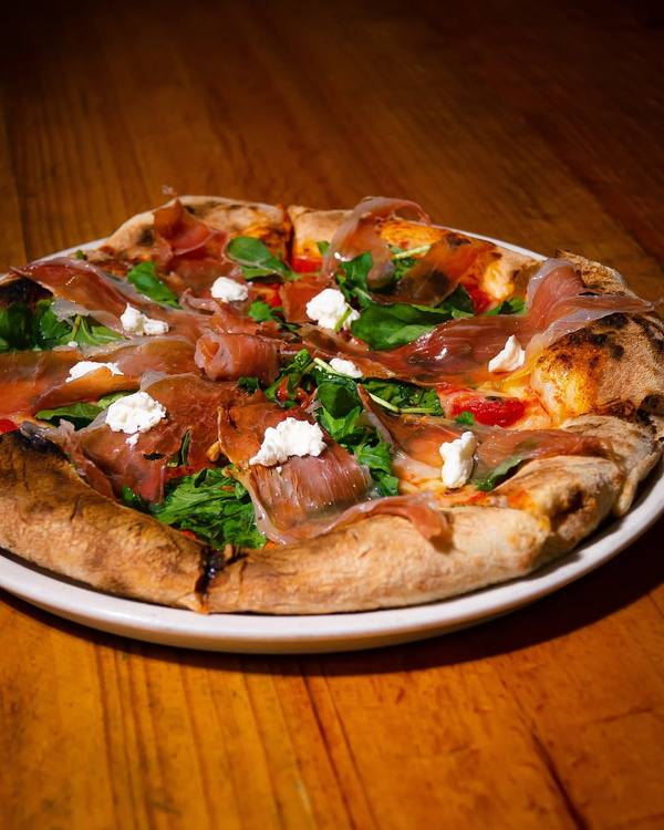Pizza con Prosciutto Crudo, Rugula e Formaggio di Capra