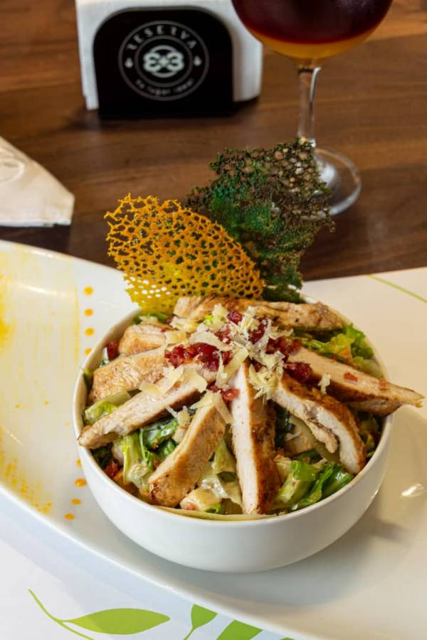 Ensalada César con Pollo a la Plancha