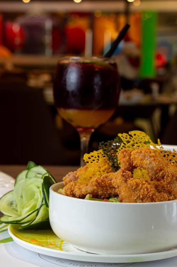 Ensalada César con pollo crispy