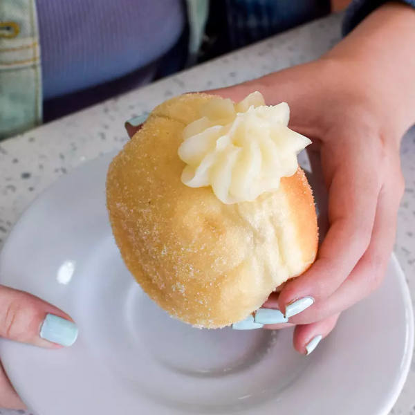 Donut Rellena de Crema Pastelera