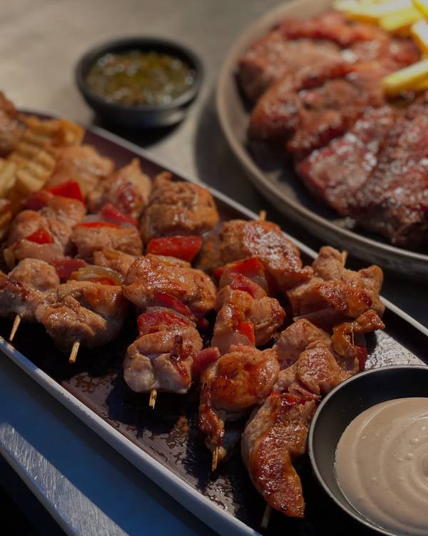 Brochetas de pollo con tocineta y vegetales