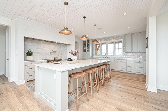 Luxurious Farm House Kitchen