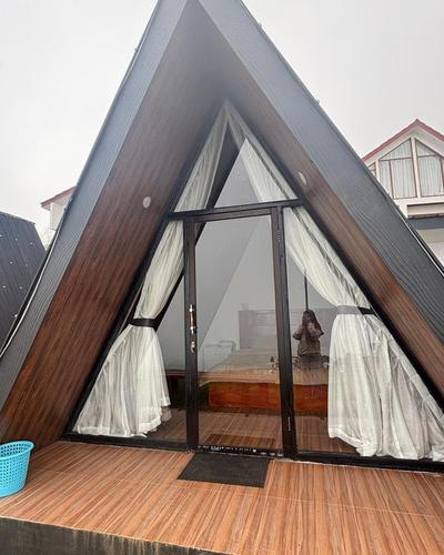 galeri Cabin Sanctuary Sunset segitiga 1