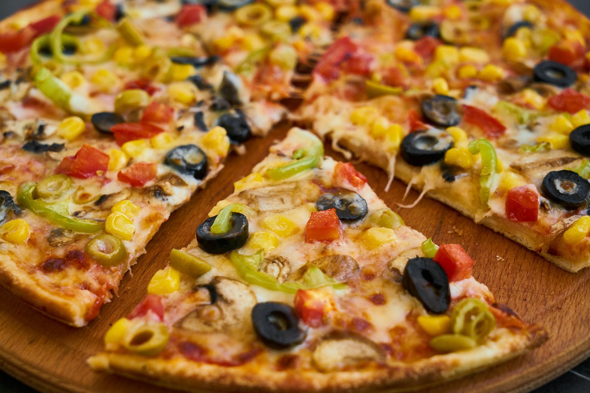 Pizza jamur keju dengan lelehan mozzarella yang creamy, dipadukan dengan jamur segar untuk rasa gurih yang nikmat