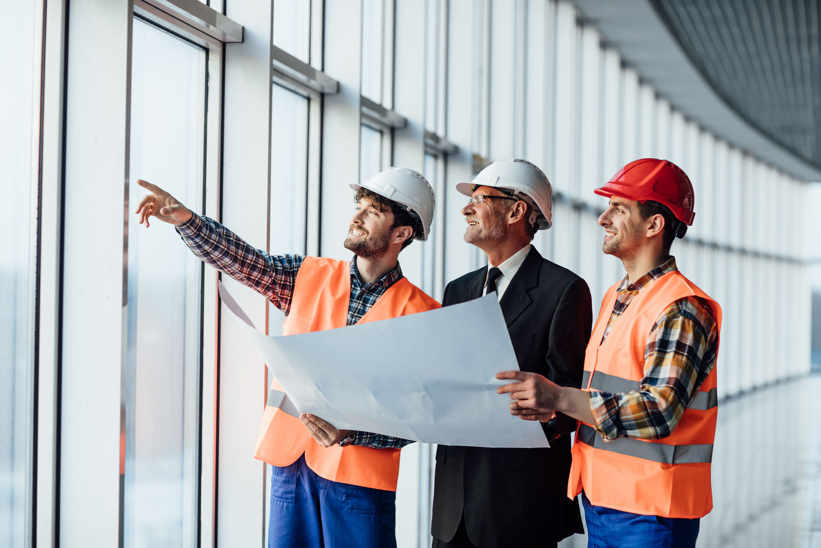 Project discussion between an architect and a foreman on site.