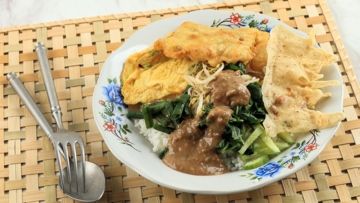 Nasi Pecel Berasal dari Mana? Melacak Sejarah dan Filosofi Kuliner Legendaris Khas Jawa Timur