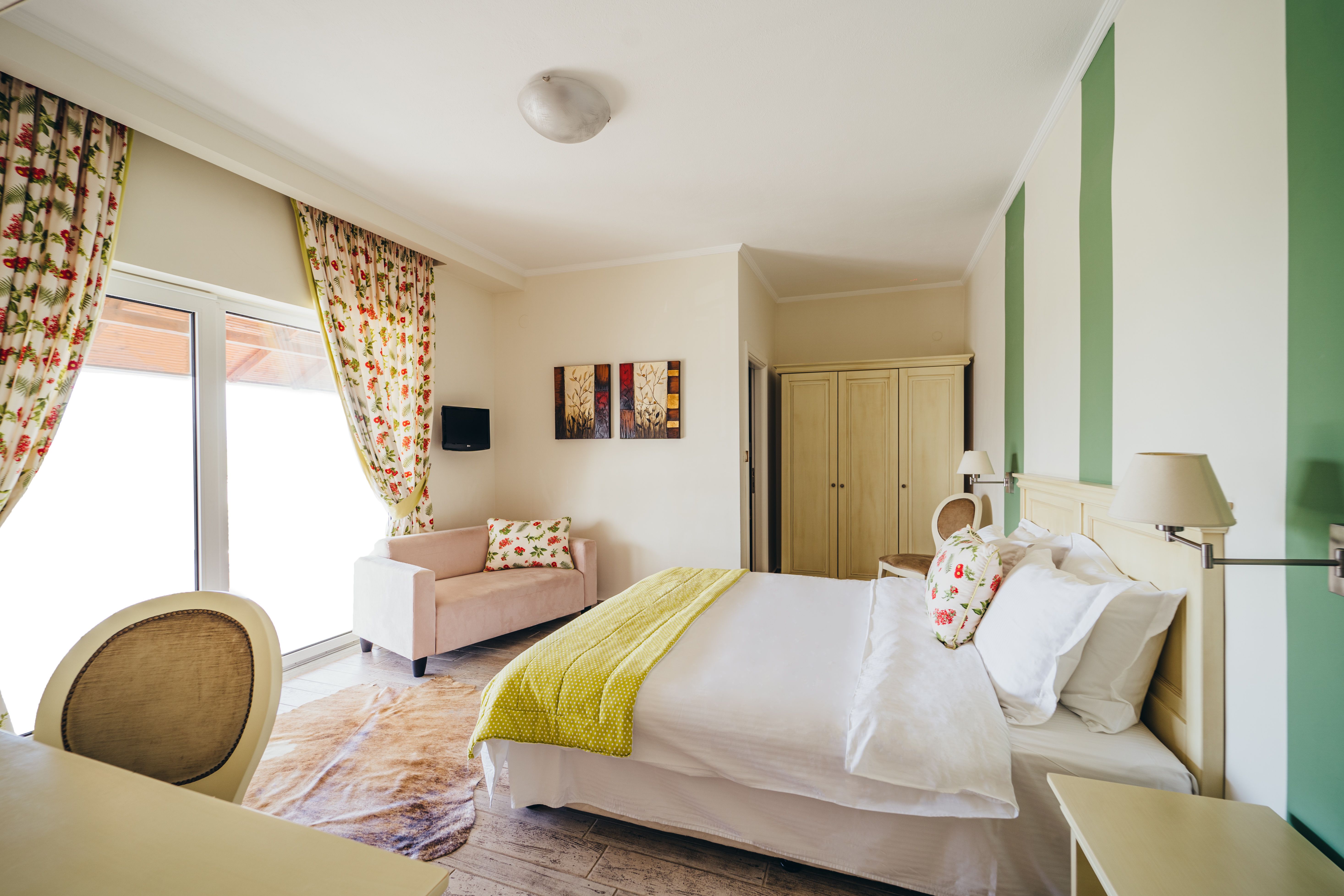 Double bed in deluxe green room with window view